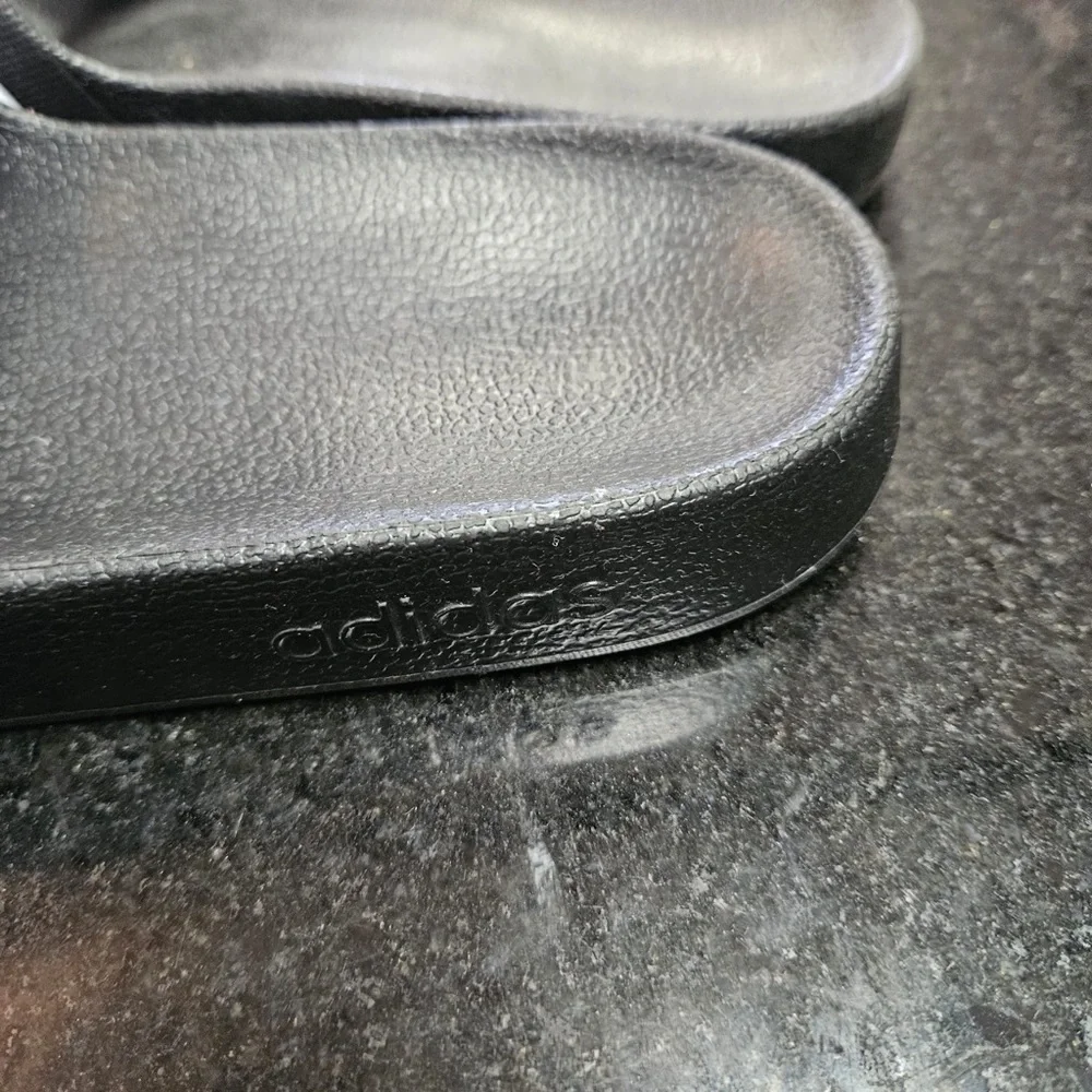 Sz 6 adidas slides black